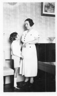 Photographie Photo Vintage Snapshot Maman Mère Enfant Child Intérieur Mode - Personnes Anonymes