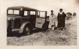 Photographie Photo Vintage Snapshot Automobile Voiture Auto Car Groupe - Automobile