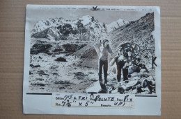 Original Photo Press 20x25cm 1976 Volunteer Crew Cleaning Litter By Everest Himalaya Mountaineering Escalade Alpinisme - Sporten