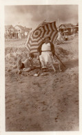 Photographie Photo Vintage Snapshot Parasol Plage Beach Sable Sand - Orte