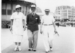 Photographie Photo Vintage Snapshot Marche Marcheur Walking Mode Chapeau Hat - Anonieme Personen