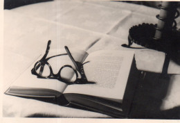 Photographie Photo Vintage Snapshot Nature Morte Lunettes Livre Lampe  - Autres & Non Classés