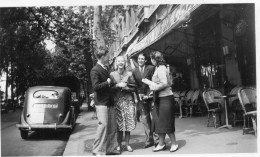 Photographie Photo Vintage Snapshot Paris Couple Rire Café Bistrot Mode Auto - Orte