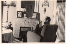 Photographie Photo Vintage Snapshot Homme Pipe Fumeur Smoking Salon Fauteuil - Anonymous Persons