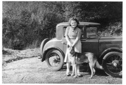 Photographie Photo Vintage Snapshot Femme Chien Automobile Voiture Dog  - Anonieme Personen