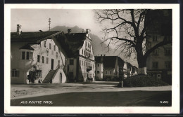 AK Reutte /Tirol, Strassenpartie Mit Geschäften  - Altri & Non Classificati