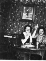 Photographie Photo Vintage Snapshot Femme Salon Intérieur Déjeuner - Personnes Anonymes
