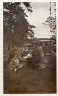 Photographie Photo Vintage Snapshot Automobile Voiture Auto Car Groupe Pic-nic - Other & Unclassified