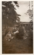 Photographie Photo Vintage Snapshot Automobile Voiture Auto Car Groupe Pic-nic - Sonstige & Ohne Zuordnung