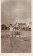 Photographie Photo Vintage Snapshot Tennis Badmington Normandie à Situer Plage - Autres & Non Classés