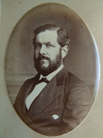 Photo CDV Th Grémion à Mâcon -  Homme Barbu, Portrait Médaillon Embossé, Ca 1875-80  L681 - Oud (voor 1900)