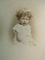 Photo CDV Emile Picam,Genêve - Jeune Enfant, Ruban Dans La Chevelure, Ca 1875-80  L681 - Alte (vor 1900)