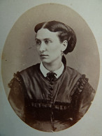 Photo CDV P. Gaussen, Genêve - Femme, Jolie Portrait En Médaillon, Ca 1865-70 L681 - Anciennes (Av. 1900)