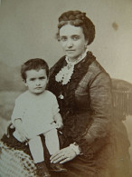 Photo CDV Sereni à Mâcon - Femme Avec Petit Garçon Sur Les Genoux, Ca 1870-75  L681 - Oud (voor 1900)