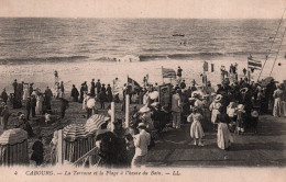 Cabourg - La Terrasse Et La Plage à L'Heure Du Bain - Cabourg