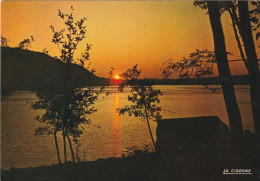 CPM. COUCHER DE SOLEIL SUR LE LAC DE CHALAIN  " O TEMPS , SUSPENDS TON VOL " CARTE AFFR AU VERSO LE 7-8-1975 . 2 SCANNES - Other & Unclassified