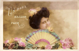*CPA - Un Doux Baiser Pour - Portrait De  Femme Avec éventail Et Fleurs ( F 23) - Frauen