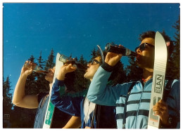 Photo Couleur, Trois Hommes Boivent Du Pepsi Cola Dans Des Bouteilles En Verre, Elan Skis, Ski, Yougoslavie, 80s - Sporten