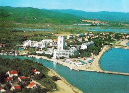 *CPM - 83 - HYERES - Simone Berriau Plage - Perspective Sur Les Salins - Hyeres