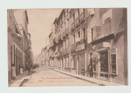 CPA - 66 - PRADES (P.O.) - Route Nationale - Commerces Divers Dont COIFFEUR  Premier Plan - Vers 1930 - Edition Labouche - Prades