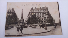 Carte Postale Ancienne ( AA10 ) De Lyon , Place De La République - Autres & Non Classés