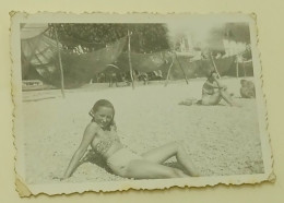 Young Girl On The Beach - Old Photo - Personnes Anonymes
