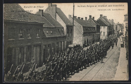 AK Loo-les-Furnes, Soldats Belges Se Rendant Aux Tranchées, La Guerre 1914-17  - Autres & Non Classés