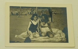 Two Girls On The Beach-1943. - Personnes Anonymes