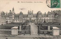 FRANCE - Palais De Fontainebleau - Cour Des Adieux - Vue Sur L'entrée - Vue D'ensemble - Animé - Carte Postale Ancienne - Fontainebleau