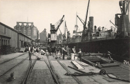 ROYAUME UNI - Millwall Dock - Loading Boxes Of Nestle's Condensed Milk - Animé - Carte Postale Ancienne - Other & Unclassified