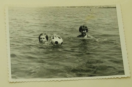 Two Young Girls Are Playing With A Ball In The Lake - Personnes Anonymes