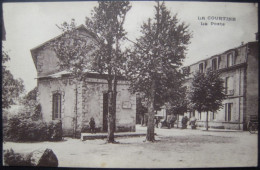 CPA 23 La Courtine - La Poste - Vue D'ensemble Du Bâtiment Côté Place Avec Animation   A Voir ! - La Courtine