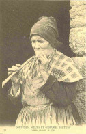 Reproduction CPA - Folklore - Coutumes Mœurs Et Costumes Bretons - Femme Fumant La Pipe - Scènes Et Types - C'était La F - Kostums