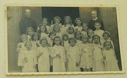 Young Girls Dressed In White With A Wreath On Their Heads-1942. - Personnes Anonymes