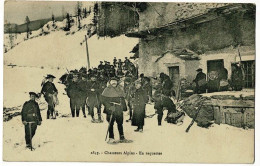 Chasseurs Alpins - En Raquettes (groupe Devant Un Chalet, Descendant De La Montagne Enneigée) Pas Circulé - Manoeuvres