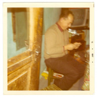 Kodak Color Photo - Homme Assis à Une Table à Manger, Porte, Radio, écran TV Allumé, Flou, Janvier 1971 - Autres & Non Classés