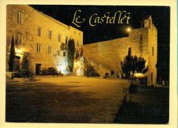 83. LE CASTELLET – La Place Du Château Illuminée / Carte Toilée (voir Scan Recto/verso) - Le Castellet