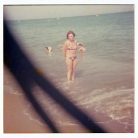 Photo Couleur - Courroie D'appareil Photo Devant L'objectif, Ombre, Léger Flou, Femme En Maillot De Bain Sur La Plage - Andere & Zonder Classificatie