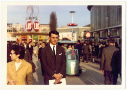 Photo Couleur - Homme Pose Pour Une Photo à La Foire - Premier Plan Net - Arrière-plan Flou - Avril 1962 - Sonstige & Ohne Zuordnung