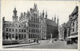 CPA CARTE POSTALE BELGIQUE LOUVAIN BANQUE NATIONALE HÔTEL DE VILLE ET PLACE FOCH 1955 - Autres & Non Classés