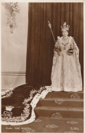 CARTE POSTALE PHOTO ORIGINALE ANCIENNE LE 6 JUIN 1953 LE COURONNEMENT DE SA MAJESTE QUEEN ELIZABETH A WESTMINSTER ABBEY - Royal Families