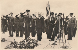 CARTE POSTALE PHOTO ORIGINALE : LE GENERAL EISENHOWER A LA LIBERATION DE PARIS A LA TOMBE DU SOLDAT INCONNU  . - War 1939-45