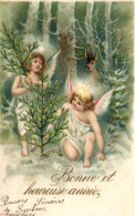 8728 -  Thèmes > Fêtes - Voeux > Nouvel An  Petits Anges Et Chevreuil Dans Les Sapins - Nouvel An