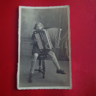 CARTE PHOTO MUSICIENNE AVEC ACCORDEON - Musik Und Musikanten