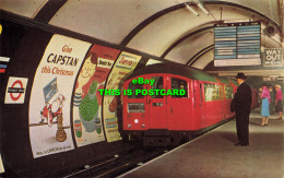 R616836 Tube Train Entering Piccadilly Circus Station. London. London Transport. - Sonstige & Ohne Zuordnung