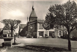 FRANCE - Lussac Les Eglises - Vue Sur La Place - Animé - Vue D'ensemble - Carte Postale Ancienne - Bellac