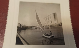 PHOTOGRAPHIE PHOTO De 1957 De Pierre Logeais Sur Son Voilier Bateau - Lieu à Localiser - Boats