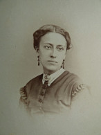 Photo CDV Gaussen Genève  Portrait Femme   Pendants D'oreilles  CA 1865-70 - L681 - Anciennes (Av. 1900)