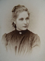 Photo CDV Fueslin-Rigaud Genève  Portrait Jeune Femme  Noeud Dans Les Cheveux  CA 1890-95 - L681 - Old (before 1900)