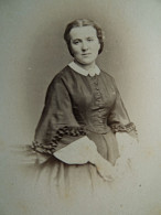 Photo CDV Lacombe & Lacroix  Genève  Femme  Robe Avec Col Claudine  CA 1865 - L681 - Old (before 1900)